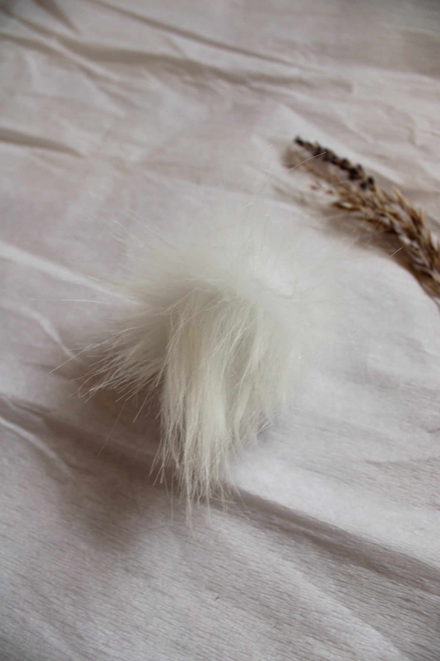 Hvid fluffy kvast 10-12 cm
